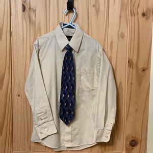 Giorgio Bissoni, boys size 8, cream colored button down shirt with tie‎